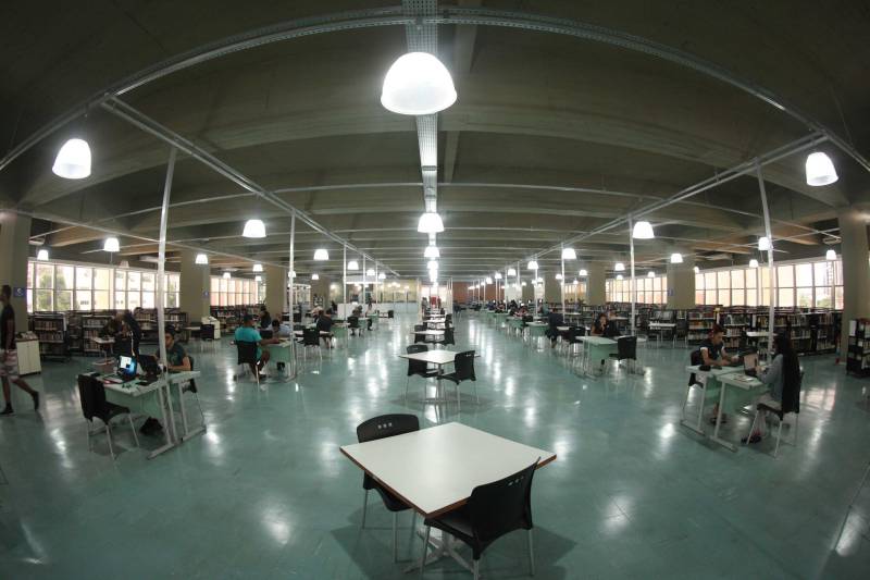Ao entrar na Biblioteca Arthur Viana, localizada no Centro Cultural e Turístico Tancredo Neves (Centur), é possível visualizar e sentir as diferenças logo ao chegar. O espaço, que desde 2015 passava por reformas, está completamente pronto para sua reinauguração, que deve acontecer já na próxima semana. Iluminação adequada, climatização renovada, mudança de estantes e outros móveis que contribuíram para a ampliação do espaço, além de um verdadeiro upgrade em diversos espaços de convivência, serviços e estudos, trouxeram novos ares a centenária biblioteca.
FOTO: THIAGO GOMES / AG. PARÁ
DATA: 27.04.2018
BELÉM - PARÁ <div class='credito_fotos'>Foto: Thiago Gomes /Ag. Pará | <a href='/midias/2018/originais/d216e9c1-b24d-4805-9d2f-3a5a926fac0c.jpg' download><i class='fa-solid fa-download'></i> Download</a></div>