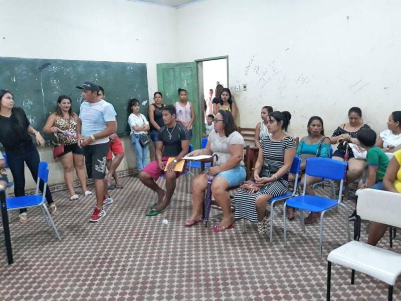 A Caravana Pro Paz Cidadania continua a percorrer os municípios do Pará. Nesta sexta-feira (6), a caravana encerrou suas ações na cidade de Quatipuru, no nordeste do estado. Ao longo de três dias, foram 2.600 atendimentos, como emissão de documentos básicos e aconselhamento jurídico. “A ação nesses três dias foi surpreendente, além de atendermos Quatipuru, recebemos quatro ônibus com moradores da vila de Boa Vista e conseguimos atender a todos. A grande procura foi pela certidão de nascimento, porque ainda existem os sub-registros. Mas tivemos também grande procura de ID jovem por essa população”, detalhou o coordenador do Pro Paz Cidadania, Roberto Oliveira.
FOTO: ASCOM / PRO PAZ
DATA: 06.04.2018
QUATIPURU - PARÁ <div class='credito_fotos'>Foto: ASCOM PRO PAZ | <a href='/midias/2018/originais/d22caca0-15d8-4cc6-bc46-81b8d7279592.jpg' download><i class='fa-solid fa-download'></i> Download</a></div>