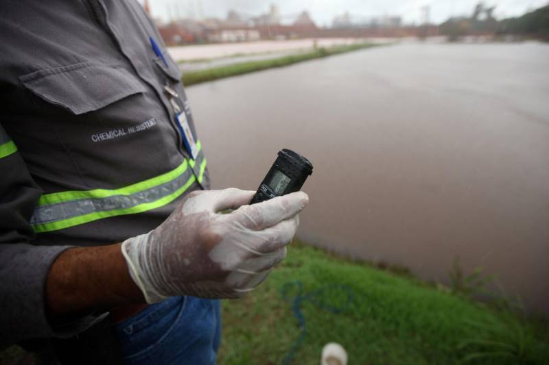 A Secretaria de Estado de Meio Ambiente e Sustentabilidade (Semas) notificou oficialmente a Hydro, na tarde desta terça-feira (27), por conta do não cumprimento do prazo de 48 horas dado pelo governo para que a empresa reduzisse os níveis das bacias de resíduos ao nível de, pelo menos, um metro, conforme determina a legislação ambiental. A notificação foi entregue por técnicos da Semas na sede da refinaria, em Barcarena, a 112 quilômetros de Belém. A determinação é que a produção de alumina seja reduzida pela metade. A Semas também triplicará a multa definida anteriormente, cumprindo a legislação ambiental em vigor, para R$ 1 milhão por dia de descumprimento (ou 300 mil Unidades de Padrão Fiscal). A empresa informou formalmente que reduziu os índices, mas não integralmente no total determinado de um metro. Técnicos das diretorias de Fiscalização e Licenciamento Ambiental da Semas acompanham diariamente o volume de água das bacias, tanto dos depósitos de rejeitos sólidos da indústria quanto do sistema de tratamento de água.
FOTO: THIAGO GOMES / AG PARÁ
DATA: 27.02.2018
BARCARENA - PARÁ <div class='credito_fotos'>Foto: Thiago Gomes /Ag. Pará | <a href='/midias/2018/originais/d23055c3-2b9c-4d99-8e2b-00848868e4f4.jpg' download><i class='fa-solid fa-download'></i> Download</a></div>