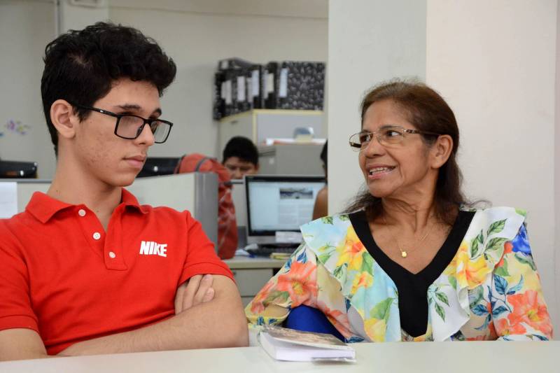 Atualmente, o Pará possui 7.983 alunos atendidos pela Educação Especial matriculados regularmente na rede estadual de ensino. A cegueira total no olho direito e a baixa visão no olho esquerdo não limitam o aluno Gabriel Caetano, 17 anos (foto). Estudante do 3º ano do ensino médio na Escola Estadual Dom Pedro II, no bairro do Marco, ele dedica-se à leitura, principalmente de biografias de reis e rainhas.
FOTO: FERNANDO NOBRE / ASCOM SEDUC
DATA: 03.07.2018
BELÉM - PARÁ <div class='credito_fotos'>Foto: FERNANDO NOBRE/ASCOM SEDUC | <a href='/midias/2018/originais/d2306eca-f4d3-4f72-9597-fcb09a1806fd.jpg' download><i class='fa-solid fa-download'></i> Download</a></div>
