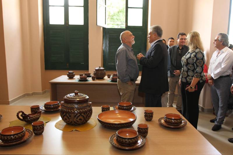 O Governo do Pará entregou nesta quarta-feira, 26, o prédio restaurado da antiga Estação de Trem de Icoaraci. A entrega foi feita pelo governador Simão Jatene (camisa cinza com listras). “Estamos recuperando um pedaço importante da história de Belém, de todo o Pará”, disse o governador. Após cinco meses de reforma, a antiga Estação Ferroviária de São João de Pinheiro, atual Icoaraci, foi entregue totalmente restaurada. Há pelo menos 35 anos, o espaço era ocupado pela Cooperativa de Artesãos de Icoaraci (Coarti) e agora vai servir para comercialização e exposição de artesanato, além de espaço para eventos culturais. “Será um espaço multiuso, para manifestações culturais, manifestações sociais e, claro, para a comercialização de artesanato, que é o carro-chefe de Icoaraci”, disse o secretário de estado de Desenvolvimento Econômico, Mineração e Energia (Sedeme), Hildegardo Nunes.

FOTO: CRISTINO MARTINS / AG. PARÁ
DATA: 26.12.2018
ICOARACI - PARÁ <div class='credito_fotos'>Foto: Cristino Martins/Ag. Pará   |   <a href='/midias/2018/originais/d232d68e-26a8-45ff-b233-c7195f6bdf86.jpg' download><i class='fa-solid fa-download'></i> Download</a></div>