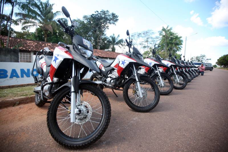 Os batalhões de Policiamento da PM de Barcarena (foto) e Abaetetuba, no Baixo Tocantins, receberam na tarde desta quinta-feira (21), 14 viaturas e 20 motocicletas para o reforço da segurança pública nas cidades. Os dois municípios pertencem ao Comando de Policiamento Regional IX, que realiza o policiamento em 10 municípios da região. O CPR IX também está formando 134 novos policias que deverão ser integrados ao policiamento no mês de julho. Participaram da entrega o comandante geral da PM, coronel Hilton Benigno, o presidente da Assembleia Legislativa do Pará (Alepa), deputado estadual Márcio Miranda e os deputados Ana Cunha e Celso Sabino. O coronel Hilton Benigno comentou que toda a frota de veículos da PM foi renovada. “A renovação traz melhores condições de trabalho ao policial”, afirmou.
FOTO: THIAGO GOMES / AG. PARÁ
DATA: 21.06.2018
BARCARENA - PARÁ <div class='credito_fotos'>Foto: Thiago Gomes /Ag. Pará | <a href='/midias/2018/originais/d2464307-8193-47a9-9c5c-e30db3f340f6.jpg' download><i class='fa-solid fa-download'></i> Download</a></div>
