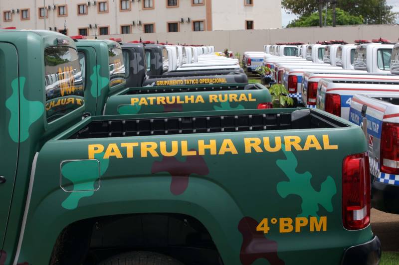 O Governador do Estado, Simão Jatene, também entregou para a região mais de 90 viaturas (foto) , 65 caminhonetes e 27 carros utilitários (pálios weekend), com destaque para duas da patrulha rural e uma para ronda escolar específica para Marabá. O Secretário de Estado de Segurança Pública, Luiz Fernandes, ressaltou que os veículos vão substituir a frota nas regiões sul e sudeste. “Surgiu uma demanda do policiamento rural, e já uma semana depois, por determinação do governador, já trouxemos as viaturas e já temos o policiamento disponível para fazer esse patrulhamento, que vai iniciar na região sudeste, mas se estenderá para a região sul e nordeste do estado. Hoje estamos substituindo toda a frota de veículos da região sul e sudeste, além disso o governador determinou onde tiver policiamento vai ter uma viatura, e já foi apresentado para a região os novos policiais que tomaram posse, nós não temos mais nenhum município sem delegado”, pontuou. Outras conquistas citada pelo Secretário da SEGUP foi o aumento do Núcleo de Apoio à Investigação e a criação de um conselho regional para acompanhar as ações de segurança pública.
FOTO: SIDNEY OLIVEIRA / AG. PARÁ
DATA: 06.04.2018
MARABÁ - PARÁ <div class='credito_fotos'>Foto: Sidney Oliveira/Ag. Pará | <a href='/midias/2018/originais/d24c0449-9216-46e4-8282-60a0092bf34b.jpg' download><i class='fa-solid fa-download'></i> Download</a></div>