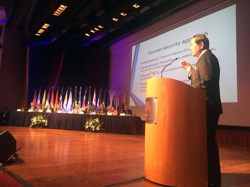 O governador do Pará, Simão Jatene, representou nesta segunda-feira (02) os governadores dos estados brasileiros no Fórum Internacional para a segurança humana na América Latina e defendeu o interesse do Estado em receber um campi da futura Universidade Mundial de Segurança e Desenvolvimento Social da Organização das Jatene reforça interesse do Pará em sediar campus da Universidade da Segurança da ONU. O governador do Pará, Simão Jatene, representou nesta segunda-feira (02) os governadores dos estados brasileiros no Fórum Internacional para a segurança humana na América Latina e defendeu o interesse do Estado em receber um campus da futura Universidade Mundial de Segurança e Desenvolvimento Social da Organização das Nações Unidas (ONU), que está sendo planejada para ser instalada sua sede no Brasil. A instituição deverá disseminar o conhecimento internacional da segurança, a partir da troca de conhecimento, investimento em tecnologia, inteligência e inovação. O Fórum é realizado pelo Coplad (Comitê Permanente da América Latina para Prevenção do Crime), um Programa do Instituto Latino-Americano da Organização das Nações Unidas para Prevenção do Crime e Tratamento do Delinquente (Ilanud). Na foto, o secretário geral da Organização das Nações Unidas para Assuntos de Segurança Humana e representante do Fundo das Nações Unidas para Segurança Humana, Yukio Takasu.
FOTO: SECOM
DATA: 02.04.2018
SÃO PAULO - SP <div class='credito_fotos'>Foto: Secom | <a href='/midias/2018/originais/d2512239-335a-4efc-8a12-2574a2995964.jpg' download><i class='fa-solid fa-download'></i> Download</a></div>