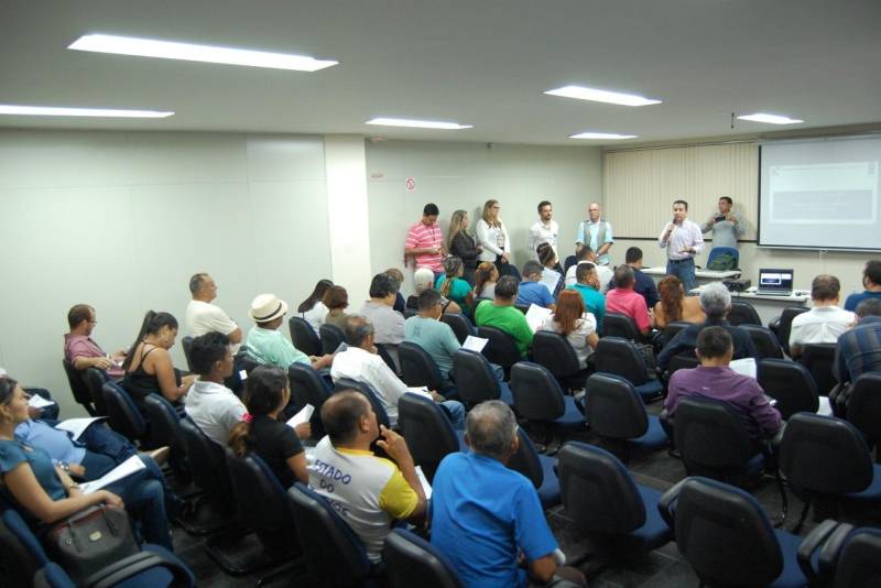 Instituições públicas, setor produtivo, sindicatos, associações de classe, movimentos sociais e demais representantes da sociedade civil organizada de Santarém começaram a discutir os pontos da proposta preliminar para a construção do Regimento Interno que vai nortear a criação dos Fóruns Municipais da Socioeconomia, um dos instrumentos que irão nortear a atuação dos Centros Regionais de Governo. A minuta foi apresentada (foto) pela equipe do Governo do Pará, através da Secretaria Extraordinária de Estado de Municípios Sustentáveis (Semsu) e Programa das Nações Unidas para o Desenvolvimento (PNUD), na noite da quarta-feira (4), no auditório do Centro Regional de Governo do Baixo Amazonas, em Santarém. Nessa direção, o Governo do Estado trabalha em quatro frentes: Regulação; Licenciamento Socioambiental; Ecossistema de Fundos e Governança Pública Compartilhada. Este último é o pilar que permitiu a implantação dos Centros Regionais - na região Oeste e, também, no Sudeste do Pará.
FOTO: SAMUEL ALVARENGA / ASCOM CRGBA
DATA: 05.07.2018
BELÉM - PARÁ <div class='credito_fotos'>Foto: SAMUEL ALVARENGA / ASCOM CRGBA | <a href='/midias/2018/originais/d2563cc6-f615-4859-a01b-eedf8b750377.jpg' download><i class='fa-solid fa-download'></i> Download</a></div>