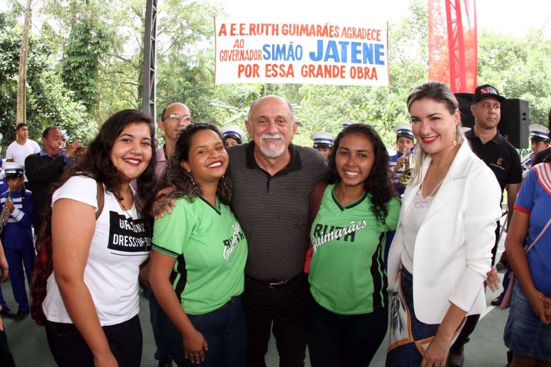 Um painel, no pátio da Escola Estadual de Ensino Médio Ruth Guimarães Ferreira, no distrito de Murinim, em Benevides, mostra 16 alunos da unidade aprovados nos últimos vestibulares. Desses, 12 irão estudar na Universidade Federal do Pará (UFPA). São os primeiros resultados de um processo que começou há nove meses, quando a escola entrou em reforma e ampliação. A nova “Ruth Guimarães Ferreira” foi entregue oficialmente nesta segunda-feira, 26, pelo governador Simão Jatene. Reformada e ampliada, a escola tem agora seis salas de aula; quatro laboratórios (multiuso, multidisciplinar, informática e de leitura); cozinha; refeitório e dispensa; quadra poliesportiva, vestiários feminino e masculino; área de convivência; sala para Atendimento Educacional Especializado (AEE) e acessos para pessoas com deficiência. Espaços de sobra para seus 892 alunos, distribuídos em três turnos do Ensino Médio. A obra custou R$ 2,446 milhões.
FOTO: CRISTINO MARTINS / AG. PARÁ
DATA: 26.03.2018
BENEVIDES - PARÁ <div class='credito_fotos'>Foto: Cristino Martins/Ag. Pará | <a href='/midias/2018/originais/d25b521a-befc-46f3-8635-b12563c76669.jpg' download><i class='fa-solid fa-download'></i> Download</a></div>