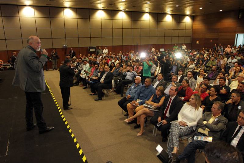 O primeiro dia do Fórum Permanente de Prefeitas e Prefeitos dos Municípios Sustentáveis contou com a participação de 85 prefeitos , 17 vices e 21 secretários municipais dos 141 municípios manifestaram interesse em adotar as diretrizes do programa. Para o governador Simão Jatene (foto), esta grande participação simboliza a união de agentes públicos que colocaram os interesses coletivos acima dos interesses individuais para construir um estado melhor para todos. Com o tema “Gestão Compartilhada”, o evento traz as experiências e os desdobramentos das agendas governamentais que foram planejadas em parceria com as gestões municipais. Através da Secretaria Extraordinária de Municípios Sustentáveis (Semsu) Governo do Pará, por meio da Semsu, investe na capacitação dos municípios para a promoção de uma gestão fiscal eficiente. Para Izabela Jatene, este primeiro dia serviu para sinalizar o quanto os gestores estão preocupados com o equilíbrio da questão fiscal dos municípios e em desenvolver uma governança compartilhada para desenvolver seus municípios.
FOTO: CRISTINO MARTINS / AG. PARÁ
DATA: 07.02.2018
BELÉM - PARÁ <div class='credito_fotos'>Foto: Cristino Martins/Ag. Pará | <a href='/midias/2018/originais/d25d5821-52b0-4d52-9afb-86315e488efe.jpg' download><i class='fa-solid fa-download'></i> Download</a></div>