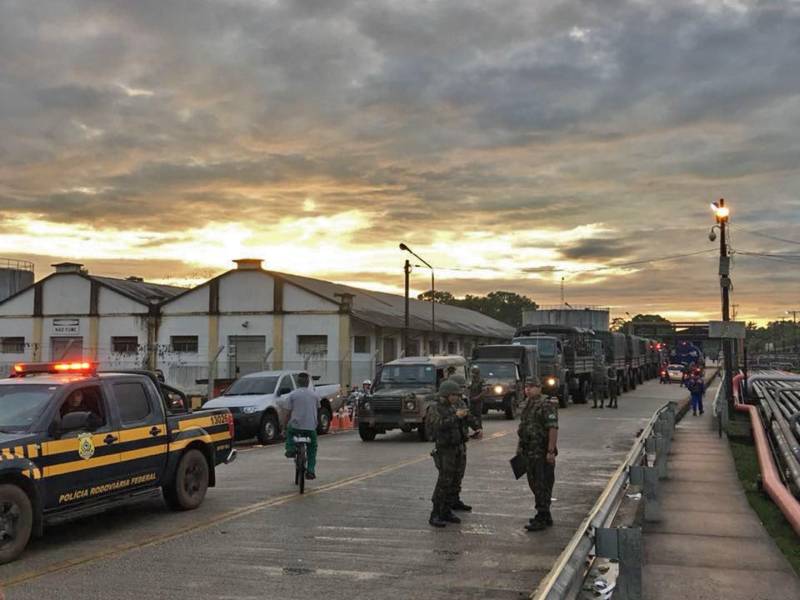 Municípios das regiões nordeste, sul e sudeste do Pará estão sendo abastecidos com combustível, nesta quarta-feira, 30. O comboio (foto), com aproximadamente um milhão de litros de combustíveis, é escoltado por mais de 200 agentes de segurança, entre militares do Exército do Comando Militar do Norte, Polícia Rodoviária Federal (PRF), Polícia Militar e Grupamento Aéreo de Segurança Pública (Graesp). O comboio partiu do Porto Petroquímico de Miramar por volta de 6h50. Dez caminhões tanques seguiram escoltados pelo sistema de segurança pública e Exército com destino a cidade de Paragominas. Durante o trajeto municípios que integram o 5° Centro Regional de Saúde serão abastecidos, como Mãe do Rio, Concórdia e Aurora do Pará, por exemplo. Simultaneamente, em Eldorado dos Carajás com a integração entre Polícia Militar, Comando de Policiamento Regional, Grupamento Aéreo de Segurança Pública (Graesp), Polícia Rodoviária Federal (PRF) e a 23° Brigada de Infantaria de Selva, 12 caminhões tanques são escoltados para levar combustível para as regiões sul e sudeste paraense.
FOTO: ASCOM / SEGUP
DATA: 30.05.2018
BELÉM - PARÁ <div class='credito_fotos'>Foto: Ascom Segup | <a href='/midias/2018/originais/d263d15b-bf79-4c6b-b647-bf8443b6ef3a.jpg' download><i class='fa-solid fa-download'></i> Download</a></div>