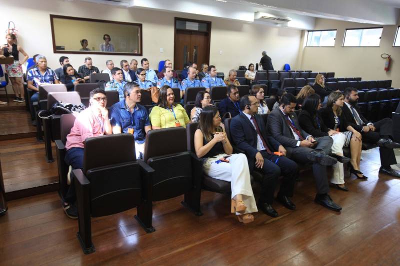 Em 2018, o Centro de Perícias Científicas (CPC) Renato Chaves celebra a segunda parceria com a Polícia Internacional. Dessa vez, o intercâmbio foi fechado com a Polícia Francesa, na manhã desta segunda-feira (23), com a abertura da Semana de Intercâmbio de Investigação Criminal: Brasil x França - O Local de Homicídio em Evidência, no auditório do CPC. Durante a semana, os peritos ampliarão seus conhecimentos sobre as técnicas, protocolos e tecnologias utilizadas na França. Policiais civis e militares também participam da qualificação. O intercâmbio está sendo organizado pela Direção Geral do CPC, por meio da Direção de Cooperação Internacional da Embaixada Francesa, sediada em Brasília. Dois agentes da Polícia do Brigade Criminelle e do Service Régionale d'Identité Judiciaire, com apoio do Ministério do Interior da França, participam da qualificação, que segue até a próxima sexta-feira (27) e será realizada na modalidade presencial, com aulas práticas e teóricas sobre as técnicas em local de crime.
FOTO: RODOLFO OLIVEIRA / AG. PARÁ
DATA: 23.04.2018
BELÉM - PARÁ <div class='credito_fotos'>Foto: Rodolfo Oliveira/Ag. Pará | <a href='/midias/2018/originais/d2650169-0760-457b-b525-794dc679ddc4.jpg' download><i class='fa-solid fa-download'></i> Download</a></div>