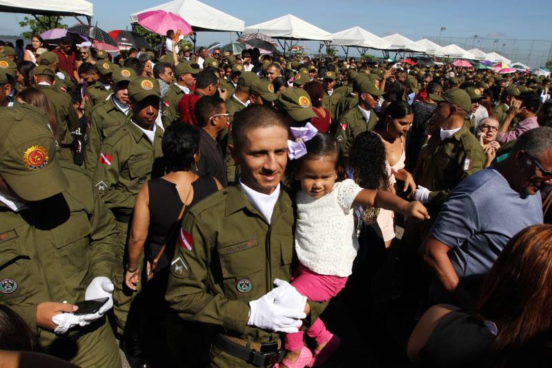 A cerimônia de formatura dos novos praças da Polícia Militar ocorreu na manhã desta segunda-feira (9), simultaneamente, em Belém e outros seis municípios paraenses: Santa Izabel, Castanhal, Barcarena, Capanema, Bragança e Tucuruí. Em Parauapebas, Marabá, Breves, Soure e Conceição do Araguaia, a formatura será celebrada na quinta-feira, dia 12. Na sexta-feira, dia 13, é a vez de Santarém, Altamira, Paragominas e Itaituba. O governador Simão Jatene presidiu a cerimônia de formatura no Portal da Amazônia, bairro da Cidade Velha, em Belém. Milhares de familiares dos formandos lotaram o espaço para entregar aos novos policiais militares seus diplomas de conclusão de curso.
FOTO: CRISTINO MARTINS / AG. PARÁ
DATA: 09.07.2018
BELÉM - PARÁ <div class='credito_fotos'>Foto: Cristino Martins/Ag. Pará | <a href='/midias/2018/originais/d26b2c74-7ce2-4f31-afe7-a3768e3d85de.jpg' download><i class='fa-solid fa-download'></i> Download</a></div>