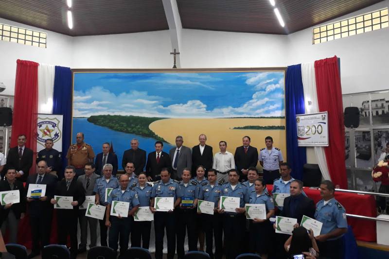 Profissionais das Polícias Civil e Militar do Pará foram homenageados, na tarde desta terça-feira (24), pela Câmara de Vereadores de Santarém, na região do Baixo Amazonas, durante Sessão Pública Especial em alusão ao dia das duas instituições, comemorado em 21 de abril. Vinte profissionais, com atuação destacada e reconhecida pela sociedade, receberam o certificado "Heróis do Tapajós". Após a solenidade, o comandante-geral da PM, coronel Hilton Benigno, entregou novas viaturas que serão repassadas a municípios da área de abrangência do CPR-1.
FOTO: SAMUEL ALVARENGA / SECOM
DATA: 24.04.2018
SANTARÉM - PARÁ <div class='credito_fotos'>Foto: Samuel Alvarenga / Secom | <a href='/midias/2018/originais/d2711ae8-6599-4bbb-a8e8-77c04cea5abc.jpg' download><i class='fa-solid fa-download'></i> Download</a></div>