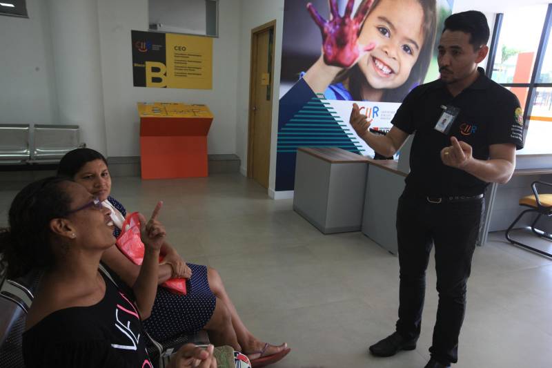 O intérprete Rogério Dias Moreira (foto) conta que o objetivo é garantir atendimento com excelência em inclusão, por isso os funcionários são capacitados para atender os deficientes auditivos da forma como estes se comunicam. “A aquisição da linguagem em Libras é importante para a comunicação do nosso usuário surdo. Por ser a minha área, procuro fazer a aquisição da língua com todos os colaboradores, para que esses usuários sejam bem recebidos desde o portão até a sala de atendimento do Centro”, ressalta.
FOTO: SIDNEY OLIVEIRA / AG. PARÁ
DATA: 18.11.2018
BELÉM - PARÁ
<div class='credito_fotos'>Foto: Sidney Oliveira/Ag. Pará | <a href='/midias/2018/originais/d27acf03-efd1-44f9-810e-c9a04dcb6563.jpg' download><i class='fa-solid fa-download'></i> Download</a></div>