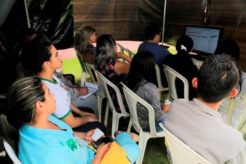O Hospital Regional do Baixo Amazonas (HRBA), em Santarém, realizou o “Dia D de Segurança”, na quinta-feira (24). Ao longo do dia, ocorreram várias atividades (foto). A unidade iniciou com a programação do “Dia de Segurança do Paciente”, que trabalhou, com os colaboradores, a importância das metas de segurança para um cuidado seguro e de qualidade. À tarde, o foco se voltou para a segurança no trânsito. O hospital realizou mais uma edição do programa “Direção Viva: você consciente, trânsito mais seguro”, em parceria com o movimento “Maio Amarelo”. A primeira ação trabalhou com as metas de segurança do paciente, que consistem em identificar corretamente os pacientes; melhorar a eficácia da comunicação; melhorar a segurança na prescrição, no uso e na administração de medicamentos; garantir o local correto, o procedimento correto e a cirurgia no paciente correto; reduzir risco de infecções associadas a cuidados assistenciais; reduzir o risco de danos aos pacientes resultantes de quedas; e reduzir o risco de lesão por pressão.

FOTO: ASCOM / HRBA
DATA: 24.05.2018
SANTARÉM - PARÁ <div class='credito_fotos'>Foto: Ascom / HRBA   |   <a href='/midias/2018/originais/d28cd888-9d07-4316-8b34-39e483b7563f.jpg' download><i class='fa-solid fa-download'></i> Download</a></div>