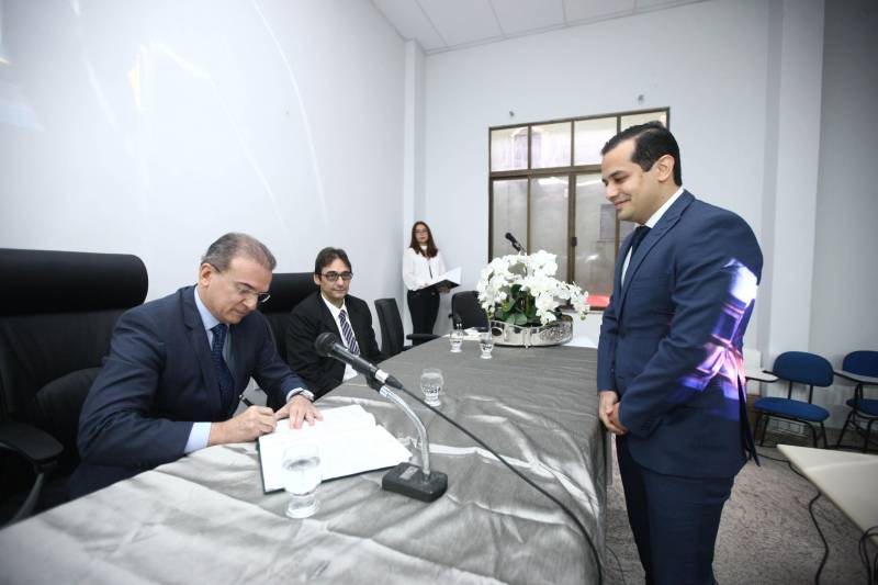 O procurador-geral do Estado, Ophir Cavalcante Junior, deu posse, na tarde da última segunda-feira (26), a seis novos procuradores do Estado, aprovados no 20º concurso público da Procuradoria Geral do Estado (PGE). O evento ocorreu no auditório do prédio-sede da instituição, em Batista Campos, Belém. Foram empossados Idemar Cordeiro Peracchi, Edson dos Santos Matoso, Ducival Carvalho Pereira Júnior, Giulliane Pinheiro Corrêa de Lima, Jobson de Oliveira Pereira e Arthur Marcel Batista Gomes. A cerimônia teve a presença do procurador-geral adjunto, Henrique Nobre Reis, do corregedor-geral da PGE, Paulo de Tarso Dias Klautau Filho, do presidente da Associação dos Procuradores do Estado, Ary Lima Cavalcanti, e de diversos procuradores do Estado, familiares e amigos dos empossados.
FOTO: THIAGO GOMES / AG. PARÁ
DATA: 27.03.2018
BELÉM - PARÁ <div class='credito_fotos'>Foto: Thiago Gomes /Ag. Pará | <a href='/midias/2018/originais/d2990c03-4ea0-41e4-a3e4-25b35c974097.jpg' download><i class='fa-solid fa-download'></i> Download</a></div>