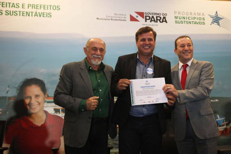 Cento e quarenta e um gestores municipais que aderiram ao Programa Municípios Sustentáveis participam da terceira reunião do Fórum Permanente de Prefeitas e Prefeitos dos Municípios Sustentáveis. O evento começou na manhã desta quarta-feira (7), no auditório do Hangar Convenções e Feiras da Amazônia. A programação segue até esta quinta-feira (8). Com o tema “Gestão Compartilhada”, o evento traz as experiências e os desdobramentos das agendas governamentais que foram planejadas em parceria com as gestões municipais. Durante o encontro também está sendo apresentado o balanço das ações e resultados do Programa Municípios Sustentáveis (PMS), da Secretaria Extraordinária de Municípios Sustentáveis (Semsu), que propõe a sustentabilidade dos municípios em âmbito global, a gestão e ajuste fiscal, até as grandes obras de infraestrutura. Os projetos respeitam a realidade e peculiaridades de cada território, com ações ancoradas nos planos governamentais Pará 2030, Pará Ambiental e Pará Social.

FOTO: SIDNEY OLIVEIRA / AG PARÁ
DATA: 07.02.2018
BELÉM - PARÁ <div class='credito_fotos'>Foto: Sidney Oliveira/Ag. Pará   |   <a href='/midias/2018/originais/d2a28ff6-363c-4553-a94d-7845405245f4.jpg' download><i class='fa-solid fa-download'></i> Download</a></div>