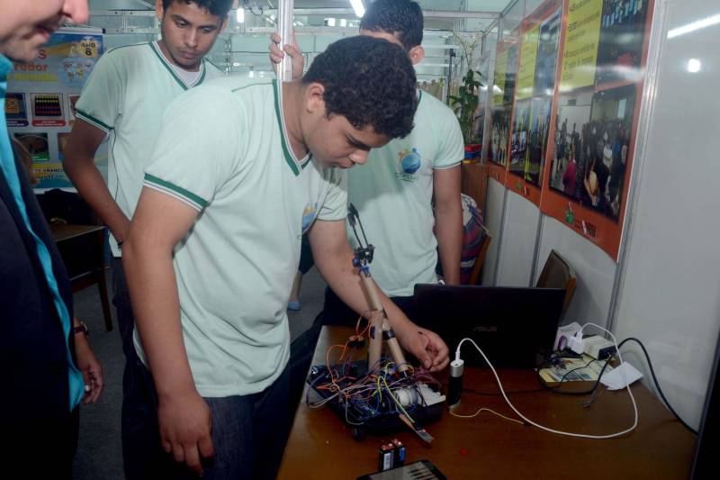 O projeto "Tecnologias sustentáveis: braço robótico" (foto) foi apresentado, nesta terça-feira (5), no estande da Secretaria de Estado de Educação (Seduc), na 22ª Feira Pan-Amazônica do Livro, no Hangar Convenções e Feiras da Amazônia com programação até o dia 10, com entrada franca. Criado em 2017 por estudantes do ensino técnico da Escola Estadual Dom Aristides Pirovano, o projeto busca incluir pessoas com deficiência utilizando materiais de baixo custo na fabricação do braço robótico. Membro da equipe desenvolvedora, o aluno Ayrton Sousa, 17 anos, apresentava aos visitantes a sua criação. "Tivemos a ideia de fazer um projeto utilizando materiais recicláveis e sustentáveis. Levamos cerca de três meses para produzir este braço robótico e nosso objetivo é aprimorar ele cada vez mais", conta o estudante.

FOTO: RAI PONTES / ASCOM SEDUC
DATA: 05.06.2018
BELÉM - PARÁ <div class='credito_fotos'>Foto: Rai Pontes/Ascom Seduc   |   <a href='/midias/2018/originais/d2a5c0cc-29f0-4d2b-9bae-c41985ac08b2.jpg' download><i class='fa-solid fa-download'></i> Download</a></div>