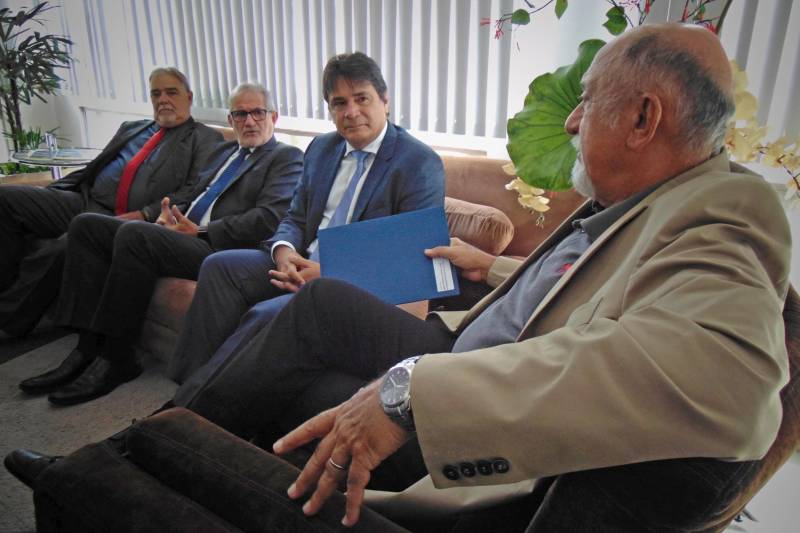 O governador Simão Jatene (foto) vai receber, no dia 2 de abril, a Medalha Alacid Nunes, na ordem de comendador. O mérito será entregue pelos conselheiros do Tribunal de Contas dos Municípios na festa que comemora os 35 anos do TCM/PA. Nesta quarta-feira, 14, o presidente do TCM, Daniel Lavareda, entregou ao governador o convite para a solenidade, ao mesmo tempo em que anunciou a escolha do nome de Simão Jatene para receber a premiação. “O governador Simão Jatene, durante todo o tempo em que esteve à frente do Governo do Estado, contribuiu de maneira decisiva para o crescimento do Tribunal e isso mais do que justifica a entrega dessa comenda”, disse Daniel Lavareda.
FOTO: ANTÔNIO SILVA / AG. PARÁ
DATA: 14.03.2018
BELÉM - PARÁ <div class='credito_fotos'>Foto: Antônio Silva/Ag. Pará | <a href='/midias/2018/originais/d2ab87d2-3616-4f02-92da-8ba6f7159619.jpg' download><i class='fa-solid fa-download'></i> Download</a></div>