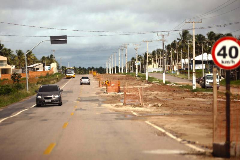 O motorista Ademir Silva, 53 anos, é condutor de ônibus no perímetro Salinópolis/Atalaia, no nordeste do estado. Ele comenta que sempre testemunhou os congestionamentos “quilométricos” que se formam nos períodos de férias na rodovia PA-444 (Estrada do Atalaia), que liga o município a sua mais frequentada praia. Agora, Ademir comemora o trabalho de duplicação da rodovia, que alcançou 80% das obras de drenagem. O prazo máximo para a conclusão das obras de restauração e duplicação da PA-444, que ligam a PA-124 e a sede do município a Praia do Atalaia, é o mês de janeiro de 2019. O custo do investimento é de R$ 17.897.41,08. “Sem dúvida vai melhorar em 70% o trânsito, já que andar por aqui, nos feriados, é uma briga constante”, comenta. Além da duplicação da rodovia, o projeto prevê a criação de um canteiro central, ciclovia iluminada nos dois sentidos da pista e diversas travessias para pedestres com semáforos temporizados, trazendo beleza, conforto e segurança à população em geral.
FOTO: IGOR BRANDÃO / AG. PARÁ
DATA: 19.04.2018
SALINÓPOLIS - PARÁ <div class='credito_fotos'>Foto: IGOR BRANDÃO / AG. PARÁ | <a href='/midias/2018/originais/d2ae90c6-3161-43ef-bc5e-af546d19614d.jpg' download><i class='fa-solid fa-download'></i> Download</a></div>