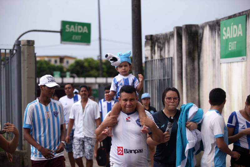 O Clube do Remo venceu o Paysandu por 2 a 1 na tarde deste domingo, partida realizada no Estádio Mangueirão, e largou na frente pelo título do Campeonato Paraense de 2018.
FOTO: THIAGO GOMES / AG. PARÁ
DATA: 01.04.2018
BELÉM - PARÁ <div class='credito_fotos'>Foto: Thiago Gomes /Ag. Pará | <a href='/midias/2018/originais/d2b060cf-fdc8-43ef-a977-6bae105e2e0c.jpg' download><i class='fa-solid fa-download'></i> Download</a></div>