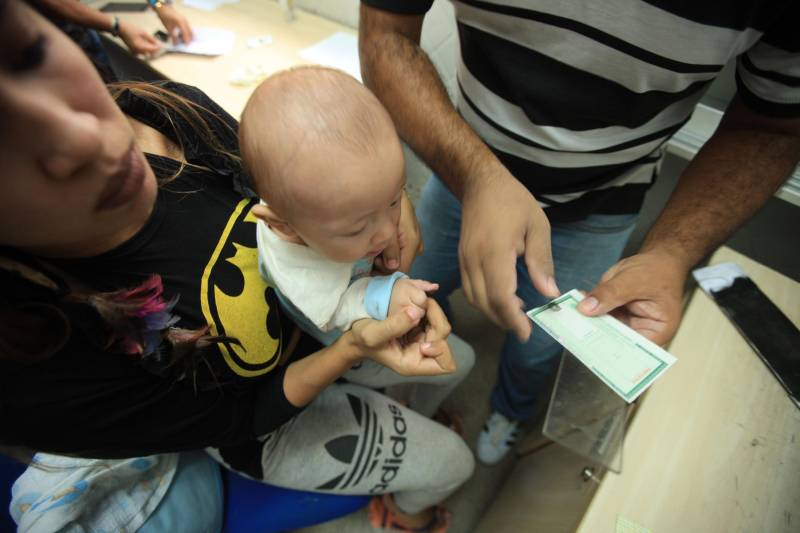 Uma média de 50 a 60 mil RGs foram emitidos por mês em todo o Pará pela Diretoria de Identificação "Enéas Martins" (Didem), da Polícia Civil, de janeiro a novembro de 2018. O número é considerado alto e é resultado da maior agilidade no atendimento para a emissão e entrega do documento, possível após a possibilidade de agendamento pelo site do órgão de segurança pública. Antes, longas filas se formavam na frente da Delegacia Geral do Estado, o principal posto de atendimento. A diretora da Didem, Juliete Monteiro, conta que com a modernização da polícia no interior do Estado contribuiu com o aumento das emissões e com a diminuição do prazo para a entrega do documento. “Tinha município que esperava até 40 dias. Com a informatização, o prazo diminuiu bastante”, diz. Além disso, Juliete lembra que o agendamento informatizado inibiu situações irregulares, como a venda de senha para o atendimento. Atualmente, 44 municípios do Estado são informatizados. Destes, 32 passaram pela modernização de sistema nos últimos oito anos de gestão do governador Simão Jatene. “Agora temos muito mais possibilidades no interior. Quem não tem posto de atendimento no seu município, pode fazer na cidade mais próxima. Temos muito ainda pela frente, mas estamos caminhando para que o usuário aguarde cada vez menos tempo para receber seu RG”, concluiu.

FOTO: MÁCIO FERREIRA / AG. PARÁ
DATA: 03.12.2018
BELÉM - PARÁ
 <div class='credito_fotos'>Foto: MÁCIO FERREIRA/ AG. PARÁ   |   <a href='/midias/2018/originais/d2c44363-e57f-4817-8ce3-4deb65a36bc3.jpg' download><i class='fa-solid fa-download'></i> Download</a></div>