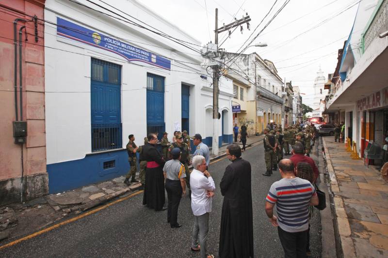 Leia Braúna mora há dois anos e meio no bairro da Cidade Velha e vê com alegria a instalação de uma sede da Polícia Militar na Rua Dr. Assis, bem pertinho de sua casa. O novo prédio da 1ª Companhia do 2º Batalhão da PM foi inaugurado na tarde desta quinta-feira, 5, e agora além de estar mais acessível aos moradores dos bairros da Campina, Reduto e Cidade Velha, oferece melhores condições de trabalho aos militares. O local foi cedido pela Arquidiocese de Belém em fevereiro deste ano de forma gratuita e por tempo indeterminado. Antes disso, a sub-unidade funcionava no 3º andar da seccional do Comércio. O Major Luiz Octávio, comandante do 2º Batalhão, informa que a Companhia atua com 165 policiais militares, que atendem cerca de 24 mil moradores da área. “A proximidade da Polícia Militar com a comunidade é um ponto primordial da instalação da 1ª Companhia, além de ser estratégico, porque se coloca em uma posição de atendimento rápido tanto ao Reduto, quanto para Campina e a própria Cidade Velha”, afirmou o oficial.
FOTO: CARLOS SODRÉ / AG. PARÁ
DATA: 05.04.2018
BELÉM - PARÁ <div class='credito_fotos'>Foto: Carlos Sodré/Agência Pará | <a href='/midias/2018/originais/d2c7a801-db7d-4e05-9703-31eeaefb9d73.jpg' download><i class='fa-solid fa-download'></i> Download</a></div>