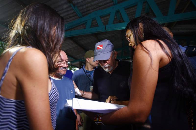 O distrito de Alter do Chão, destino turístico internacional onde fica a praia que já foi eleita a mais bonita do Brasil, recebe investimentos do governo do Estado nas áreas de infraestrutura e saneamento básico. O governador Simão Jatene (foto), que cumpre agenda em três municípios do oeste paraense nesta sexta-feira (9) e sábado (10), assinou nesta sexta a ordem de serviço que autoriza o início da construção do novo sistema de abastecimento de água da vila, localizada a cerca de 28 quilômetros de Santarém. Orçada em R$ 11 milhões, a obra vai levar água de qualidade aos mais de sete mil habitantes da comunidade. Com o novo sistema de captação e tratamento de água, a meta é alcançar 100% dos imóveis no distrito. Segundo o presidente da Companhia de Saneamento do Pará (Cosanpa), Cláudio Conde, a obra é uma implantação pioneira em Alter do Chão, já que será o primeiro sistema do tipo fora de um núcleo urbano. O contrato com a empresa executora foi assinado na quinta-feira (8). A previsão é que os trabalhos sejam iniciados imediatamente e concluídos no prazo de 18 meses.
FOTO: THIAGO GOMES / AG. PARÁ
DATA: 09.03.2018
SANTARÉM - PARÁ <div class='credito_fotos'>Foto: Thiago Gomes /Ag. Pará | <a href='/midias/2018/originais/d2c83c01-ec3d-4a61-9e10-728d9e2186f2.jpg' download><i class='fa-solid fa-download'></i> Download</a></div>