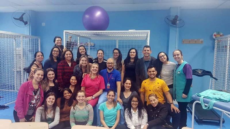 A partir de janeiro de 2019, a assistência aos usuários do Centro Integrado de Inclusão e Reabilitação (CIIR) passará a contar com a terapia PediaSuit, um protocolo de terapia intensiva associado ao uso de macacão terapêutico ortopédico, que melhora o desenvolvimento motor, o tônus muscular, o equilíbrio e a coordenação de pessoas com disfunções neurológicas. A terapia vem obtendo resultados positivos em crianças com diagnósticos diversos, como paralisia cerebral, atraso do desenvolvimento motor, síndrome de Down, deficiências ortopédicas e neurológicas, hipotonia, autismo e acidente vascular encefálico. A inovação vai proporcionar uma alternativa terapêutica eficaz para otimizar o atendimento a usuários com perfil da assistência enquadrada no uso da PediaSuit. O protocolo será desenvolvido no CIIR pela coordenadora do Serviço de Reabilitação, Monizze Carleto, pela fisioterapeuta Natalia Coelho e pela terapeuta ocupacional Waléria Cristina Hipólito, que passaram por capacitação (foto) no Centro de Reabilitação Vitória, em Curitiba (PR), ministrada pela equipe de instrutores da Pediasuit Brasil. Elas foram certificadas como terapeutas Pediasuit.

FOTO: ASCOM / INDSH
DATA: 30.12.2018
 <div class='credito_fotos'>Foto: ASCOM / INDSH   |   <a href='/midias/2018/originais/d2cdeabe-0b31-4aad-a54e-20fffaa41972.jpg' download><i class='fa-solid fa-download'></i> Download</a></div>