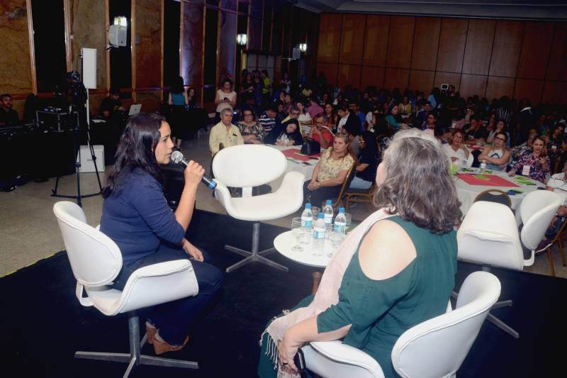 A 4ª edição do "Seminário Fluxo escolar: desafios e ações de enfrentamento", em Belém, teve como foco este ano as escolas de ensino médio da rede estadual. O encontro visa fortalecer o Programa Jovem de Futuro (PJF) como estratégia de implementação do Circuito de Gestão. O evento ocorreu na quinta-feira, (21) promovido pela Secretaria de Estado de Educação (Seduc) em parceria com o Instituto Unibanco. na foto, a coordenadora do Ensino Médio, da Secretaria Adjunta de Ensino (Saen), da Seduc, Michely Alves (falando)
FOTO: ELISEU DIAS / ASCOM SEDUC
DATA: 21.06.2018
BELÉM - PARÁ <div class='credito_fotos'>Foto: Eliseu Dias / Ascom Seduc | <a href='/midias/2018/originais/d2d25566-4d21-4b41-84bf-7d0f53fed598.jpg' download><i class='fa-solid fa-download'></i> Download</a></div>