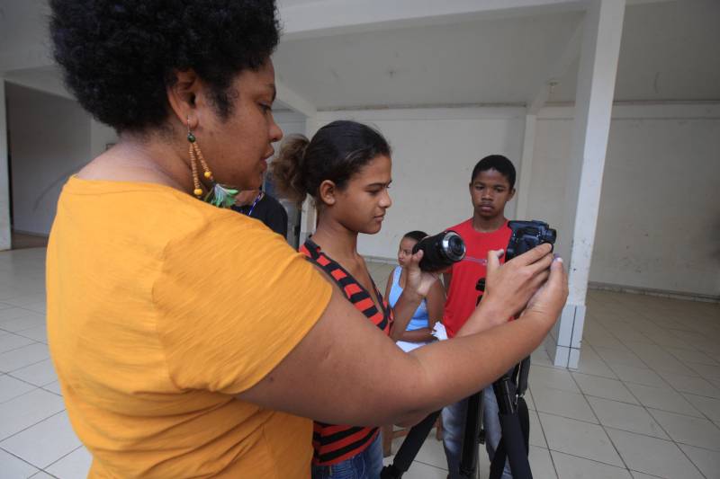 A abertura do olhar para novos caminhos e possibilidades. Assim são as oficinas do Biizu, projeto da Secretaria de Estado de Comunicação (Secom), que pelo segundo ano consecutivo ocorrem durante a Semana dos Povos Indígenas em São Félix do Xingu, no sudeste do Pará. Na sala de aula, na Escola Missão, centro da cidade, os olhares curiosos e atentos mostram o interesse dos participantes sobre as ferramentas usadas para contar uma história. Quanto o texto, a fotografia e o audiovisual se encontram, o resultado é um canal do qual comunidades carentes que, em geral, só querem ser ouvidas, podem se apropriar. Na foto, oficina de audiovisual.
FOTO: RODOLFO OLIVEIRA / AG. PARÁ
DATA: 18.04.2018
SÃO FÉLIX DO XINGU - PARÁ <div class='credito_fotos'>Foto: Rodolfo Oliveira/Ag. Pará | <a href='/midias/2018/originais/d2d8a816-f922-41c1-a157-76779ceb4755.jpg' download><i class='fa-solid fa-download'></i> Download</a></div>