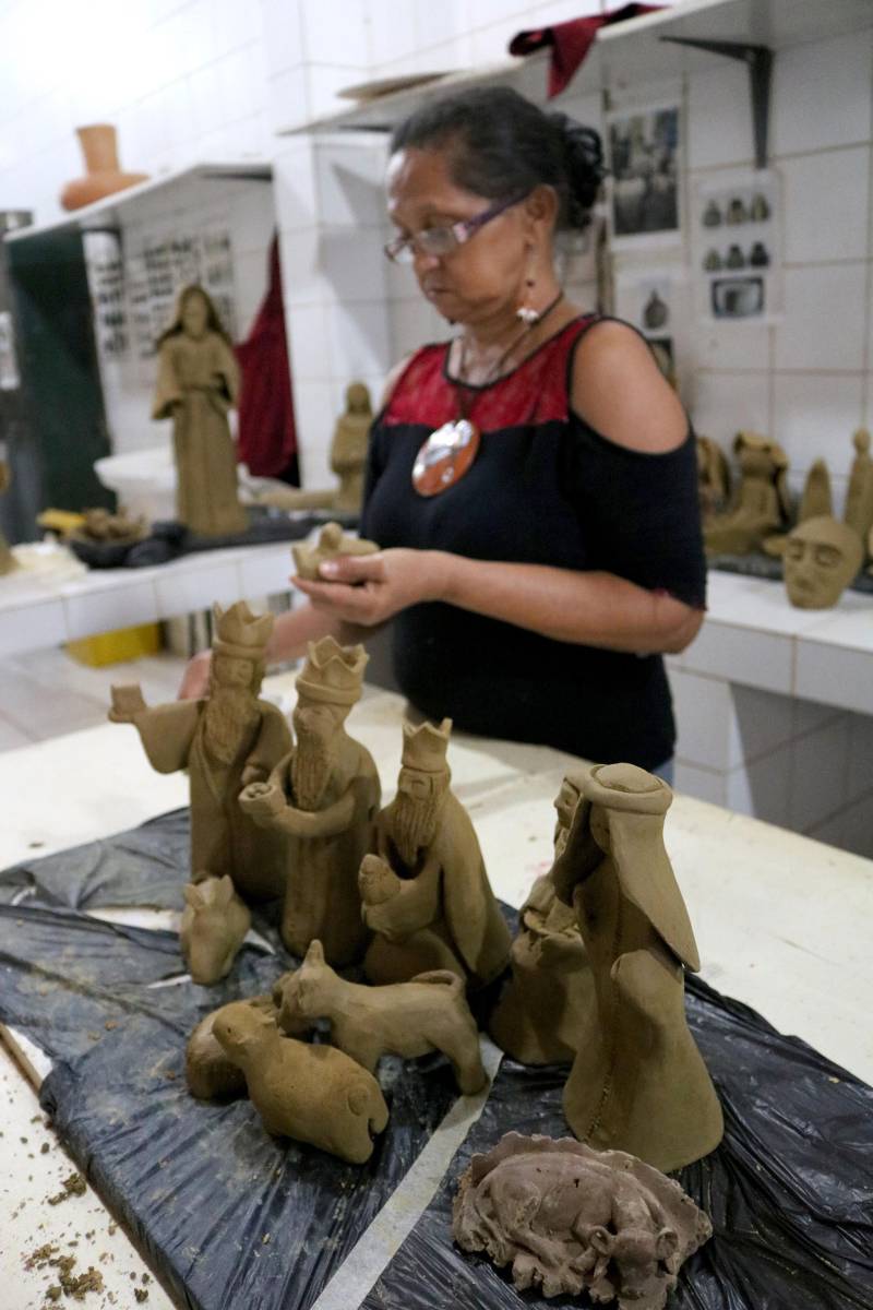 A técnica em massoterapia Edineulza Carvalho, 59 anos, descobriu um novo ofício durante as oficinas de arte que participou no núcleo Curro Velho da Fundação Cultural do Pará (FCP). Ela já fez 18 cursos no local, o mais recente voltado para a produção de presépios em cerâmica. Edineulza produziu dois presépios rústicos (foto) que emana a simbologia do nascimento de Cristo. “Participar das oficinas é uma terapia. A argila também é um material natural que ajuda em todos os sentidos na medicina natural. Hoje produzo minhas bijuterias em cerâmica e ganho um dinheiro extra”, comenta.

FOTO: DIOGO VIANNA / ASCOM FCP
DATA: 03.12.2018
BELÉM - PARÁ <div class='credito_fotos'>Foto: Diogo Vianna/ Ascom FCP   |   <a href='/midias/2018/originais/d2d96b5d-b957-4c84-975a-de546974edf3.jpg' download><i class='fa-solid fa-download'></i> Download</a></div>