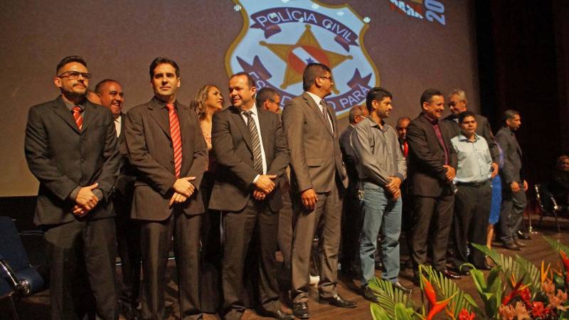 A Polícia Civil condecorou em solenidade (foto) no Teatro Maria Sylvia Nunes da Estação das Docas, em Belém, na noite desta quinta-feira (17), mais de 130 pessoas, entre policiais civis e militares, representantes das Forças Armadas, servidores do Estado e do Governo Federal, dirigentes de associações comunitárias e profissionais liberais. O evento contou com a presença do secretário de Segurança Pública e Defesa Social, Luiz Fernandes Rocha, representante do governador Simão Jatene, e foi presidida pelo delegado-geral Claudio Galeno. O chefe da Polícia Civil fez um retrospecto, dos avanços conquistados nos últimos anos, pela instituição policial. Entre eles, a renovação de um terço do quadro de policiais civis em todo Estado, com incremento de mais de mil novos policiais civis entre os anos de 2011 e 2018. "Foram 23 novos policiais em 2011; 386 em 2014 e em 2018 mais 623, totalizando 1.032 novos policiais civis", detalhou. Atualmente, a Polícia Civil conta com mais de 3,4 mil policiais civis nos 144 municípios paraenses. Graças ao protagonismo do governador Simão Jatene, a Polícia Civil realizou dois concursos públicos em menos de quatro anos, um feito histórico na instituição policial e inédito em todo Brasil. 

FOTO: ASCOM / POLÍCIA CIVIL
DATA: 18.05.2018
BELÉM - PARÁ <div class='credito_fotos'>Foto: Ascom / Polícia Civil   |   <a href='/midias/2018/originais/d2d9e8f5-dfcc-4be8-836a-2af5bf2a5f1d.jpg' download><i class='fa-solid fa-download'></i> Download</a></div>