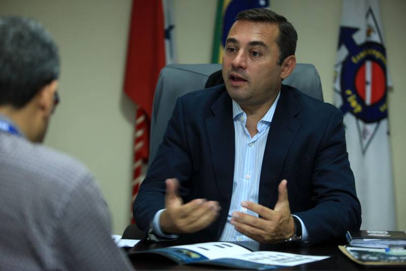 O Centro Integrado de Operações (Ciop) em breve estará de cara nova. Considerado a porta de entrada da população para o acesso aos serviços oferecidos pelo Sistema Integrado de Segurança Pública, o Ciop amplia a sala de operações, com a obra de reforma que inclui a completa troca do piso elevado, toda a parte elétrica e lógica, revestimento acústico e mobília. “São oito frentes de trabalho na revitalização da sala de operações, que é o coração do Ciop. É o local onde fazemos o atendimento das chamadas, o despacho das viaturas e o videomonitoramento na Grande Belém. Com a obra, vamos ampliar a capacidade”, explica o diretor do Ciop, coronel PM Heyder Calderaro Martins (foto).
FOTO: MÁCIO FERREIRA / AG. PARÁ
DATA: 09.06.2017
BELÉM - PARÁ <div class='credito_fotos'>Foto: MÁCIO FERREIRA/ AG. PARÁ | <a href='/midias/2018/originais/d2e15954-6aa3-4700-ad21-35377d4448d6.jpg' download><i class='fa-solid fa-download'></i> Download</a></div>