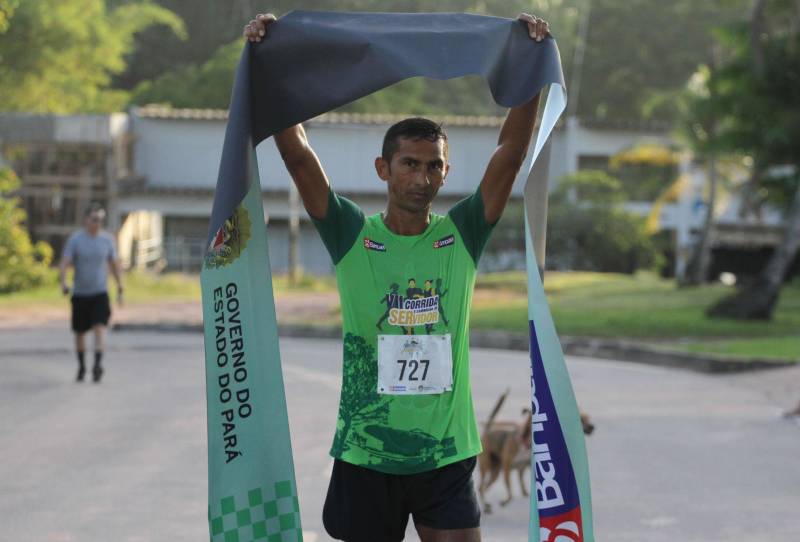 A sétima edição da Corrida e Caminhada do Servidor Público, realizada no Parque do Utinga na manhã desde sábado, 10, reuniu mais de mil servidores do Governo do Pará com o objetivo de promover a saúde e a qualidade de vida. E foi com inspiração nesses dois pilares do evento que Renato Alves (foto) e Adriana Lima levaram, mais uma vez, o primeiro lugar do masculino e feminino da competição. Em sete anos de evento, a cabo do Corpo de Bombeiros Adriana Lima chegou em primeiro lugar 4 vezes. Em 2017, ela foi impedida de participar devido uma lesão no tornozelo causada por um acidente, mas esse ano se preparou com treinos pesados na areia, para ganhar força muscular. “Médicos disseram que eu nunca mais correria e ano passado eu fui assistir e chorei por não participar, mas esse ano eu vim para ganhar. Meu lema é lutar sempre desistir jamais”, disse a tetracampeã.
FOTO: CRISTINO MARTINS / AG. PARÁ
DATA: 10.11.2018
BELÉM - PARÁ <div class='credito_fotos'>Foto: Cristino Martins/Ag. Pará | <a href='/midias/2018/originais/d2e88cf2-b8ee-4a38-bc9d-f49da324bd85.jpg' download><i class='fa-solid fa-download'></i> Download</a></div>