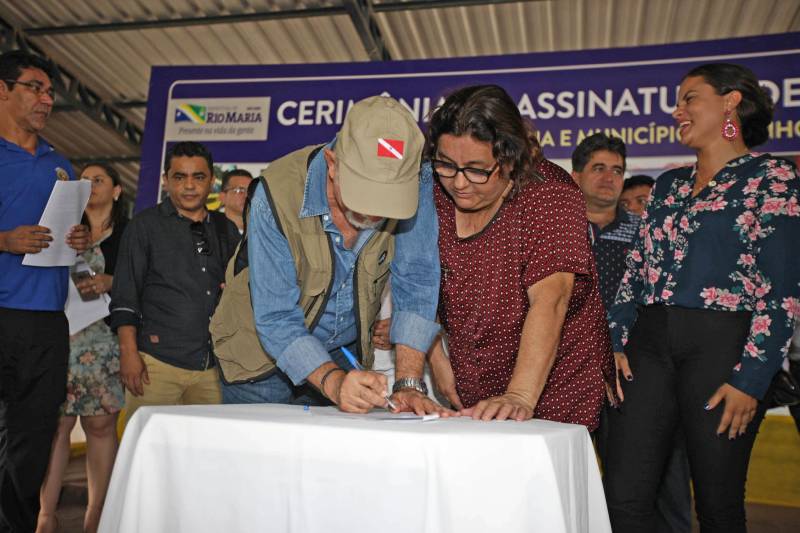 Onze municípios do sul e sudeste paraense recebem recursos do Estado para recuperar ruas e vicinais atingidas pelas enchentes e fortes chuvas que caem na região. Em agenda oficial nesta sexta-feira (6), o governador Simão Jatene assinou, pela manhã, no Parque de Exposições Valeu Boi Leilões, em Rio Maria, os convênios que garantem o repasse de cerca de R$ 4 milhões. As obras de caráter emergencial serão executadas pelas prefeituras em parceria com a Secretaria de Estado de Transportes (Setran). O objetivo é recuperar a trafegabilidade nessas localidades e assegurar o direito de ir e vir da população. Na manhã desta sexta, foram assinados nove convênios (foto), com os municípios de Redenção, Pau D’Arco, São Félix do Xingu, Santa Maria das Barreiras, Tucumã, Água Azul do Norte, Xinguara, Bannach e Rio Maria. Além da Setran, participam da ação o Centro Regional de Governo do Sudeste do Pará e a Defesa Civil. “O valor do investimento em cada município vai depender da necessidade verificada pelas equipes do Estado e das prefeituras. O recurso não será usado para reconstruir vias, mas para restabelecer a trafegabilidade”, disse o secretário de Transportes, Kléber Menezes.
FOTO: ANTÔNIO SILVA / AG. PARÁ
DATA: 06.04.2018
RIO MARIA - PARÁ <div class='credito_fotos'>Foto: Antônio Silva/Ag. Pará | <a href='/midias/2018/originais/d2e96929-f63c-4e82-aaae-f9f57af14c07.jpg' download><i class='fa-solid fa-download'></i> Download</a></div>