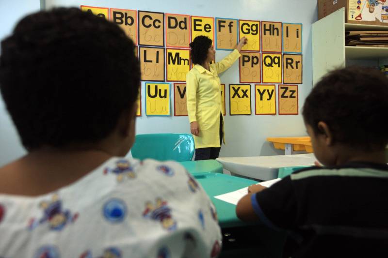 Na FHCGV, a pequena R.S. divide as aulas com mais cinco crianças, de 3 a 12 anos, internadas no hospital. A sala de aula, que fica em um dos ambientes hospitalares, acaba indo além das disciplinas escolares e se torna um local de acolhimento. “É muito gratificante oferecer a perspectiva para essas crianças de continuar as aulas mesmo em um ambiente hospitalar. A gente devolve um pouco do que é a vida lá fora. E aqui eles trazem tudo pra gente, o medo de fazer cirurgia, a saudade de casa... Às vezes tenho que mudar meu cronograma de aulas para ouvir os relatos das crianças e levar todo o apoio para elas”, destaca a professora Vanise Cavalcante, 37 anos (foto).
FOTO: SIDNEY OLIVEIRA / AG. PARÁ
DATA: 08.11.2018
BELÉM - PARÁ <div class='credito_fotos'>Foto: Sidney Oliveira/Ag. Pará | <a href='/midias/2018/originais/d2ebf8b1-f1b8-4dd3-9633-e7c19a1b16a9.jpg' download><i class='fa-solid fa-download'></i> Download</a></div>