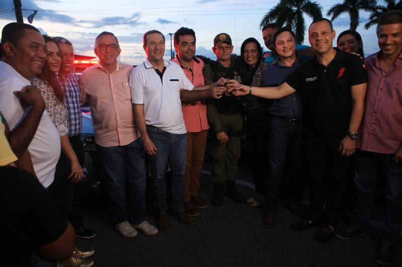 A agenda governamental terminou no município de Castanhal com a entrega de 18 viaturas e 20 motos para a Polícia Militar (PM) e duas ambulâncias resgate para o Corpo de Bombeiros. A secretária de Municípios Sustentáveis, Izabela Jatene, que representou o governador Simão Jatene, fez um balanço positivo das ações.

FOTO: RODOLFO OLIVEIRA / AG. PARÁ
DATA: 13.06.2018
CASTANHAL - PARÁ <div class='credito_fotos'>Foto: Rodolfo Oliveira/Ag. Pará   |   <a href='/midias/2018/originais/d2f42145-e4a5-4b06-89e7-0af830fd7d32.jpg' download><i class='fa-solid fa-download'></i> Download</a></div>