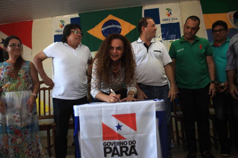 A agenda no município de Terra Alta (foto) também foi referente ao Programa Asfalto na Cidade. A Ordem de Serviço para a pavimentação de 4 km de vias urbanas foi assinada na cerimônia realizada no Auditório Municipal. Na foto, a secretária da Semsu, Izabela Jatene.

FOTO: RODOLFO OLIVEIRA / AG. PARÁ
DATA: 13.06.2018
TERRA ALTA - PARÁ <div class='credito_fotos'>Foto: Rodolfo Oliveira/Ag. Pará   |   <a href='/midias/2018/originais/d2f8a634-6993-4e40-a800-4f88f1d51af0.jpg' download><i class='fa-solid fa-download'></i> Download</a></div>