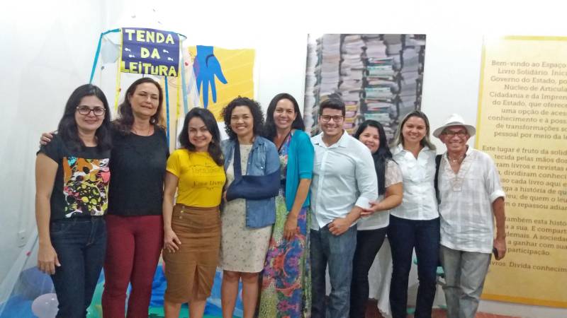 “A leitura me traz sonhos. Fico imaginando as histórias”. As palavras da estudante Luana Campos Ferreira, de 10 anos, foram ditas durante a inauguração do Espaço de Leitura do projeto “Livro Solidário” no polo Pro Paz Ufra (Universidade Federal Rural da Amazônia), nesta quarta-feira, 14, data em que se comemora o Dia do Poeta. Neta de poetisa, Luana gosta de ler gibis e de escrever histórias de terror, suspense e ação. Ela é uma das 322 crianças e adolescentes que moram nos bairros da Terra Firme e Guamá, e que são atendidas no polo. A parceria entre a Imprensa Oficial do Estado (IOE) e o Pro Paz garante mais uma opção de atividade no local, que já oferece opções de esporte e lazer. O evento de inauguração contou com a presença de crianças atendidas no polo, pais e também do poeta Antônio Juraci Siqueira e do ator Eli Chaves que apresentou a performance “O menino e o livro”. As crianças também fizeram leituras de poemas e homenagearam o poeta Juraci Siqueira.
FOTO: ASCOM / IOE
DATA: 14.03.2018
BELÉM - PARÁ <div class='credito_fotos'>Foto: ASCOM IOE | <a href='/midias/2018/originais/d2ffa700-9ee9-46e5-8893-b5cda28e3794.jpg' download><i class='fa-solid fa-download'></i> Download</a></div>