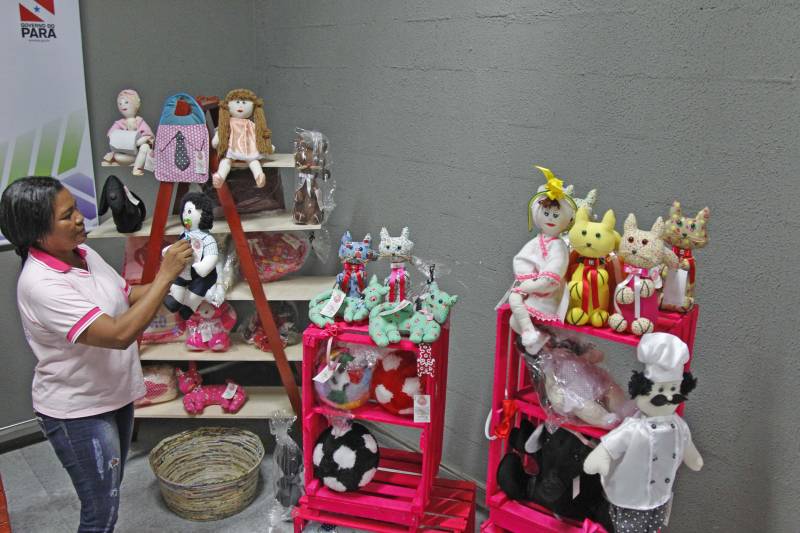 As detentas do Centro de Recuperação Feminino (CRF), em Ananindeua, e que fazem parte da Cooperativa Social de Trabalho Arte Feminina Empreendedora (Coostafe) - primeira formada exclusivamente por mulheres presas no Brasil -, ganharam nova oportunidade para vender os produtos produzidos e expandir o negócio, que começou dentro da unidade prisional há cerca de quatro anos. Uma parceria entre a Superintendência do Sistema Penitenciário do Estado (Susipe) e a Associação dos Distribuidores Atacadistas do Estado do Pará (Adapa), viabilizou espaço dentro de um shopping center de Ananindeua, para venda dos trabalhos produzidos na cooperativa com o Amigos do Meio Ambiente (AMA), projeto de sustentabilidade socioambiental. Duas detentas vão diariamente ao local fazer a venda dos produtos, acompanhadas de uma agente penitenciária da Susipe. Lá, estão expostos todo o artesanato feito por elas, inclusive com material reciclável, transformando o lixo em artigos de luxo.
FOTO: AKIRA ONUMA / ASCOM SUSIPE
DATA: 23.04.2018
BELÉM - PARÁ <div class='credito_fotos'>Foto: Akira Onuma / Ascom Susipe | <a href='/midias/2018/originais/d30c77d2-636f-443e-a16c-08b94508a851.jpg' download><i class='fa-solid fa-download'></i> Download</a></div>