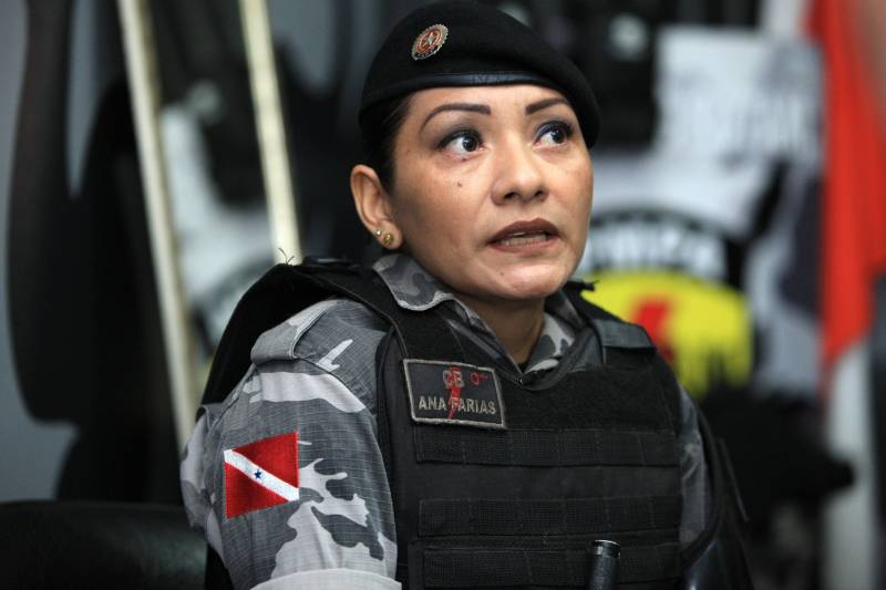 Além do gênero, ainda é um desafio para a mulher quebrar o paradigma de que a força e a bravura estão atreladas à estatura, peso e estrutura física. Mas a cabo Ana Farias (foto) está aí para fazer um contraponto dessa afirmação: com 1,59m de altura e menos de 50 quilos, ela não se deixa intimidar por ninguém. Não à toa. No histórico, ela carrega o pioneirismo de estar entre as primeiras duas mulheres da Rotam – Ronda Ostensiva Tático Metropolitana, uma das duas companhias do Batalhão de Policiamento Tático (BPOT). Dos 22 anos na PM, 16 são na Rotam. 

FOTO: MÁCIO FERREIRA / AG. PARÁ
DATA: 27.05.2018
BELÉM - PARÁ <div class='credito_fotos'>Foto: MÁCIO FERREIRA/ AG. PARÁ   |   <a href='/midias/2018/originais/d313106e-11d6-4495-bb05-73a0afe792c2.jpg' download><i class='fa-solid fa-download'></i> Download</a></div>