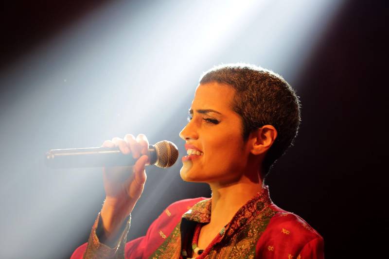 A TV Cultura do Pará exibe o show da Mostra Protótipo nesta quinta-feira (5), às 19h, com reprise no domingo (8), às 21h. O musical foi gravado no dia 21 do mês passado no Teatro Universitário Cláudio Barradas, em Belém, com a apresentação dos artistas selecionados: Orquestra Pau e Cordista de Carimbó, Azul Dossel, A Troca, DK, Inesita, Tula Tânia (foto), Caruana, Gael Conhece o Mar, Pelé do Manifesto e Everton MC, e Toni Link. "Acredito que a Cultura fez um trabalho incrível quando selecionou esses 10 artistas e revelou novos talentos ao público paraense. Mas é importante ressaltar que não descobrimos só estes 10. Nós temos 131 trabalhos de qualidade que podem perfeitamente estourar no cenário da música paraense. Prova disso é que vamos aproveitar todas as músicas da mostra e divulgá-las na Rádio Cultura", destacou o diretor da Rádio Cultura FM, Beto Fares.
FOTO: CAMILA LIMA / PORTAL CULTURA
DATA: 21.06.2018
BELÉM - PARÁ <div class='credito_fotos'>Foto: CAMILA LIMA / PORTAL CULTURA | <a href='/midias/2018/originais/d317b4b7-792f-47f9-9ee8-7a9a0053fc6e.jpg' download><i class='fa-solid fa-download'></i> Download</a></div>