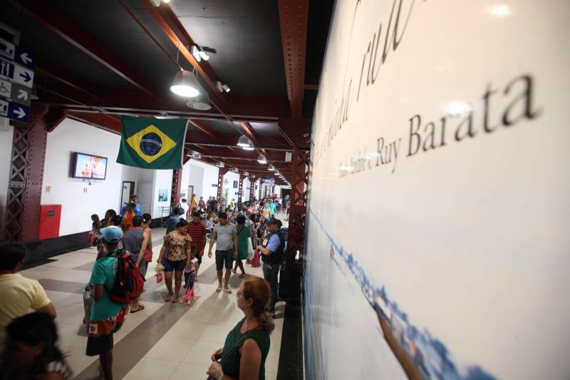 O Terminal Hidroviário do Porto de Belém “Luiz Rebelo Neto” registrou um movimento recorde no final de semana que marcou o início das férias escolares. Exatamente 6.615 pessoas passaram pelo terminal, entre embarque e desembarque.
FOTO: SIDNEY OLIVEIRA / AG. PARÁ
DATA: 03.07.2018
BELÉM - PARÁ <div class='credito_fotos'>Foto: Sidney Oliveira/Ag. Pará | <a href='/midias/2018/originais/d31a4f3c-e465-4df4-b492-fbbb802183a8.jpg' download><i class='fa-solid fa-download'></i> Download</a></div>