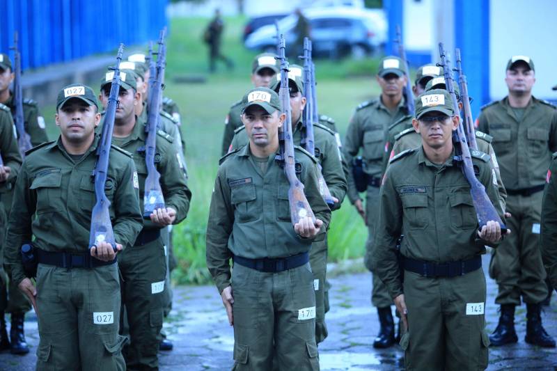 Cerca de 2.400 policiais militares que estão em processo de formação por meio dos Cursos de Formação de Praças (CFP), de Oficiais (CFO), de Habilitação de Oficiais (CHO) e de Adaptação de Oficiais (CHO). Durante a caminhada (foto), a Academia de Polícia Militar “Cel Fontoura” executou a primeira marcha administrativa para exercitar os pelotões do Curso de Formação de Oficiais (CFO) e do Curso de Adaptação de Oficiais da PMPA (CADO) nos deslocamentos a pé por longos percursos. A caminhada de 10 Km contou com a participação de 183 alunos da Academia de Polícia Militar.
FOTO: MÁCIO FERREIRA / AG. PARÁ
DATA: 15.02.2018
MARITUBA - PARÁ <div class='credito_fotos'>Foto: MÁCIO FERREIRA/ AG. PARÁ | <a href='/midias/2018/originais/d31cecdd-e693-401c-83eb-f79e7b3af250.jpg' download><i class='fa-solid fa-download'></i> Download</a></div>