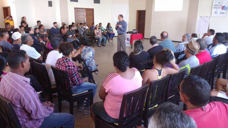 Lideranças comunitárias participaram nesta quinta-feira, 07, na Vila dos Cabanos, em Barcarena, de uma reunião pública com representantes do Governo do Estado. Dois secretários estaduais, de Saúde e de Meio Ambiente e Sustentabilidade, além do vice-presidente da Companhia de Desenvolvimento Econômico (Codec) dialogaram com 125 representantes de comunidades as propostas do governo nas áreas de Saúde, Meio Ambiente e Socioeconomia para questões que envolvem o acidente ambiental da empresa mineradora Hydro, na região. Vitor Mateus (foto) e Thales Belo, respectivamente, titulares das pastas de Saúde e Meio Ambiente, e Eduardo Klautau, da Codec, responderam à dúvidas e questionamentos dos moradores de 18 comunidades da região: Ilha do Capim, Vila Beja, Itupanema, Ilha das Onças, São José, Laranjal, Curuperé, Acuí, Conde, Vila Nova, Bom Futuro, Renascer com Cristo, Barcarena Sede, Jardim Paraíso, Jardim São José, Bairro Industrial, Vila dos Cabanos e Aicaraú. Estavam presentes ainda representantes da Secretaria de Assistência Social (Seaster).
FOTO: RODOLFO OLIVEIRA / AG. PARÁ
DATA: 07.06.2018
BARCARENA - PARÁ <div class='credito_fotos'>Foto: Rodolfo Oliveira/Ag. Pará | <a href='/midias/2018/originais/d32008ff-5726-4243-89fc-f124884fe21f.jpg' download><i class='fa-solid fa-download'></i> Download</a></div>