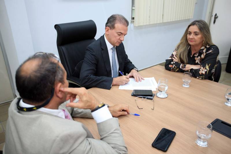 Foi instalado, nesta quarta-feira, 28, durante reunião na sede da Procuradoria-Geral do Estado (PGE/PA), em Belém, o Comitê Interinstitucional de Recuperação de Ativos do Estado do Pará (Cira/PA). O Decreto nº 1.954, que instituiu o grupo de trabalho, foi publicado no Diário Oficial do Estado no dia 5 de janeiro de 2018. Com a atuação do Comitê, o Governo do Estado pretende recuperar bens e direitos obtidos ilegalmente, por meio de ações judiciais e administrativas, além daquelas que visem acautelar o patrimônio público, apurar e reprimir os crimes contra a ordem tributária e a lavagem de dinheiro, com enfoque especial na recuperação de ativos, promovendo ações que resultem na responsabilização administrativa, civil e criminal dos envolvidos. Na foto, o procurador-geral do Estado, Ophir Cavalcante Junior (c).
FOTO: MÁCIO FERREIRA / AG. PARÁ
DATA: 28.02.2018
BELÉM - PARÁ <div class='credito_fotos'>Foto: MÁCIO FERREIRA/ AG. PARÁ | <a href='/midias/2018/originais/d3275fa0-fdd3-4dfc-ab06-b62029235478.jpg' download><i class='fa-solid fa-download'></i> Download</a></div>
