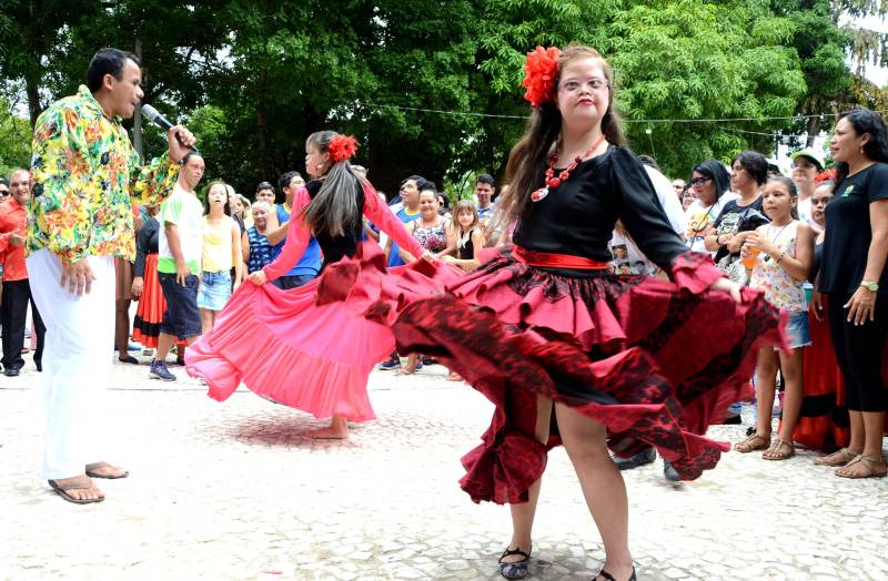 Foi realizado, na manhã deste domingo, 18, evento em alusão ao Dia da Síndrome de Down, a ser comemorado no próximo dia 21 de março. Durante toda a manhã do domingo, na Praça Batista Campos, centro da capital paraense, órgãos que tratam da pessoa com Síndrome de Down no Estado expuseram seus trabalhos e chamaram a atenção para a importância da educação inclusiva.
FOTO: RAI PONTES / ASCOM SEDUC
DATA: 18.03.2018
BELÉM - PARÁ <div class='credito_fotos'>Foto: Rai Pontes/Ascom Seduc | <a href='/midias/2018/originais/d32c2857-ead0-42ed-90df-2eee7a745e7a.jpg' download><i class='fa-solid fa-download'></i> Download</a></div>