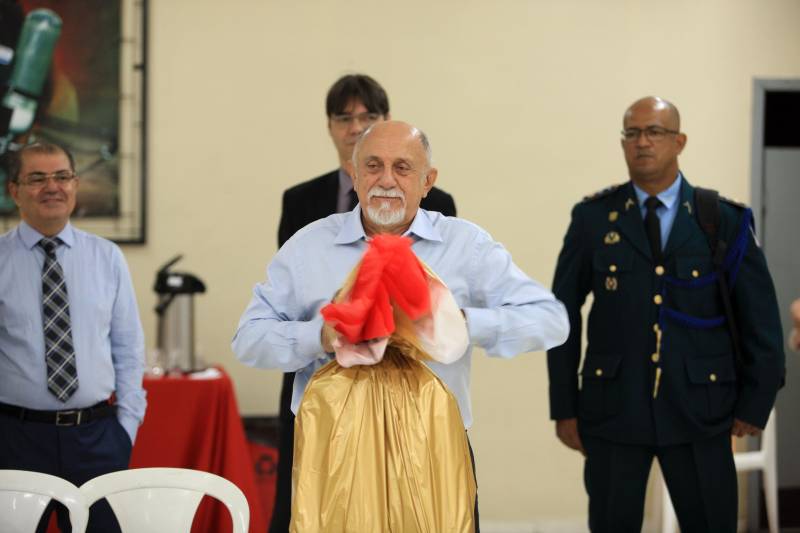 O governador Simão Jatene foi homenageado nesta sexta-feira, 14, com um café da manhã no Quartel do Corpo de Bombeiros Militar do Pará. A homenagem foi feita pela cúpula da Segurança Pública do Estado.

FOTO: MÁCIO FERREIRA / AG. PARÁ
DATA: 14.12.2018
BELÉM - PARÁ <div class='credito_fotos'>Foto: MÁCIO FERREIRA/ AG. PARÁ   |   <a href='/midias/2018/originais/d32d0114-e7b9-4d6e-83d5-08c2872a9992.jpg' download><i class='fa-solid fa-download'></i> Download</a></div>