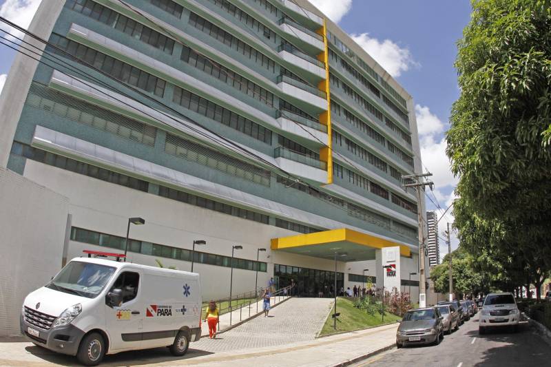 A Fundação Santa Casa do Pará acaba de ser designada pela Secretaria de Estado de Saúde Pública (Sespa), como hospital de referência para o atendimento de pacientes portadores de fissura labiopalatal. A primeira cirurgia já ocorreu no dia 20 deste mês. A primeira criança a ser atendida pela Fundação para esse tratamento veio de Marudá, no município de Marapanim, no nordeste paraense, juntamente com a mãe, Lúcia Ferreira da Luz. Ela não conteve a emoção ao ver a filha, de dois anos, sendo tratada e com a possibilidade de não sofrer os mesmos constrangimentos vividos pela irmã, também com problema de fissura labiopalatal.
FOTO: CRISTINO MARTINS / AG. PARÁ
DATA: 13.09.2016
BELÉM - PARÁ <div class='credito_fotos'>Foto: Cristino Martins/Ag. Pará | <a href='/midias/2018/originais/d33d9f84-b55a-4f23-b001-34a2faf28624.jpg' download><i class='fa-solid fa-download'></i> Download</a></div>