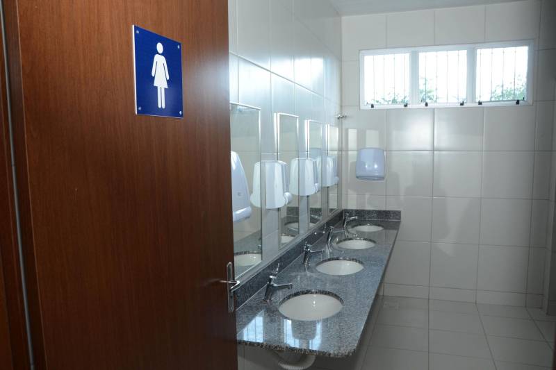 A Secretaria de Estado de Educação (Seduc) entrega as obras de mais duas escolas na Região Metropolitana de Belém. Na manhã desta quarta-feira (13) será inaugurada a Escola de Ensino Fundamental e Médio Professora Consuelo Coelho de Souza (foto), em Ananindeua, e na sexta-feira (15) a população receberá a Escola de Ensino Fundamental e Médio Jorge Lopes Raposo, no Distrito de Icoaraci. Com um investimento total de R$ 7,5 milhões, oriundos do financiamento obtido pelo Estado no Banco Interamericano de Desenvolvimento (BID), as obras de reforma e ampliação dos dois estabelecimentos de ensino beneficiam 2.482 alunos, e integram um pacote de quase 100 projetos do Programa de Melhoria da Qualidade e Expansão da Educação Básica,  executado pela Seduc no contexto do Pacto pela Educação.

FOTO: FERNANDO NOBRE / ASCOM SEDUC
DATA: 12.06.2018
BELÉM - PARÁ <div class='credito_fotos'>Foto: FERNANDO NOBRE/ASCOM SEDUC   |   <a href='/midias/2018/originais/d3432e6a-65ee-4730-8e82-385a70ede261.jpg' download><i class='fa-solid fa-download'></i> Download</a></div>