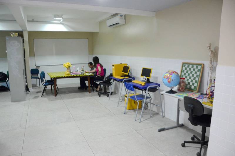 Nesta terça-feira (20), a Seduc-PA realizou visita em duas escolas reformadas, em Belém, que beneficia cerca de 1.030 alunos. A Escola Estadual Pinto Marques (foto), no bairro de Nazaré, e a Escola Estadual Dr. Mário Chermont, no bairro da Cremação.
FOTO: FERNANDO NOBRE / ASCOM SEDUC
DATA: 21.11.2018
BELÉM - PARÁ <div class='credito_fotos'>Foto: FERNANDO NOBRE/ASCOM SEDUC | <a href='/midias/2018/originais/d3438c1b-194f-4dcf-956a-f1aaf345bfcc.jpg' download><i class='fa-solid fa-download'></i> Download</a></div>